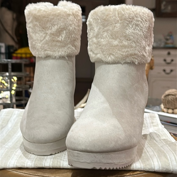 🪧 DKNY Women’s Nadra Faux Fur Wedge Booties in Vanilla Faux Suede, Size 9.5 - Picture 2 of 16